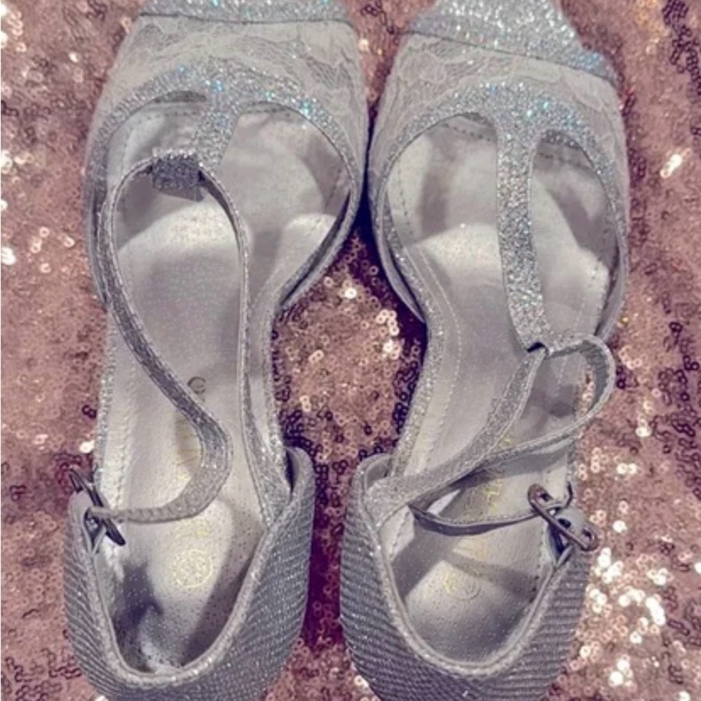 BRAND NEW Dream Pairs Glittery Silver Lace Heels - Picture 6 of 7